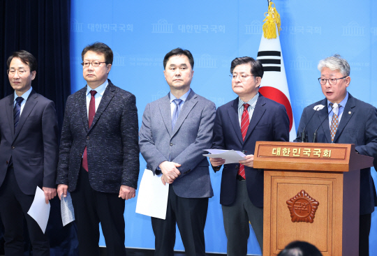 12일 국회에서 '원칙과 상식' 조응천 의원 등이 기자회견을 하고 있다.연합뉴스